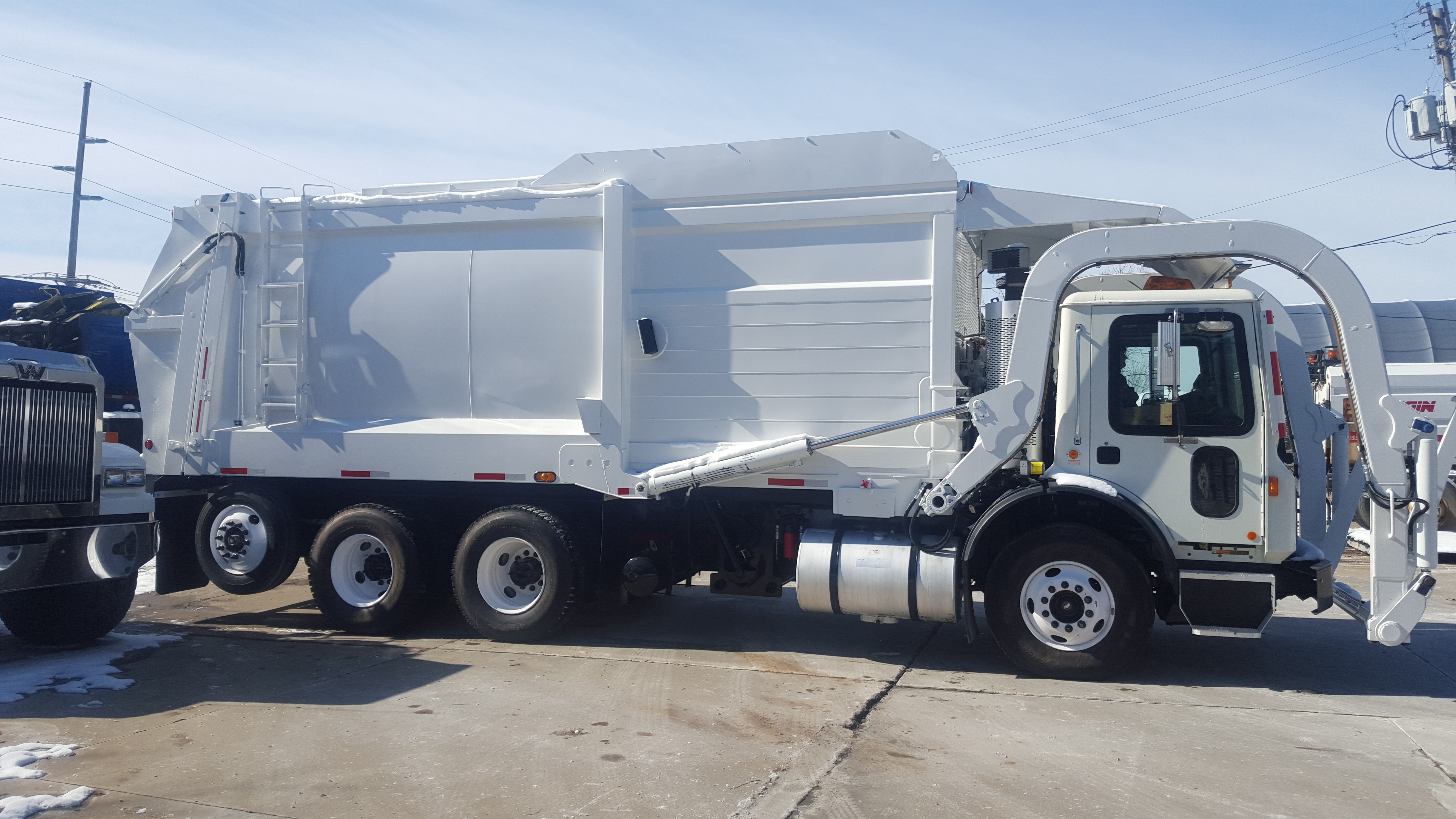 2011-mack-mru-vehicle-exterior-complete-right-side-picture-1